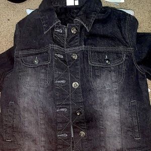 Hi I’m selling this brand new denim jacket